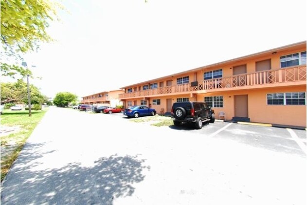 Building Photo - 822 NW 7th Ter