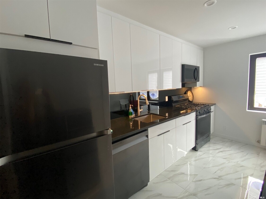 Foto principal - 61-28 70th St