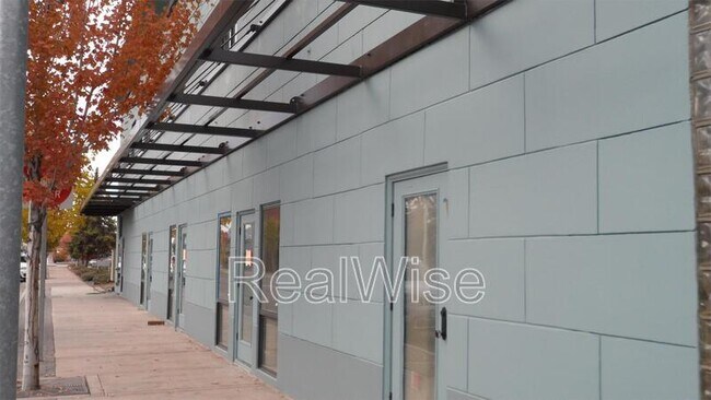 Building Photo - 502 SW Evergreen Ave
