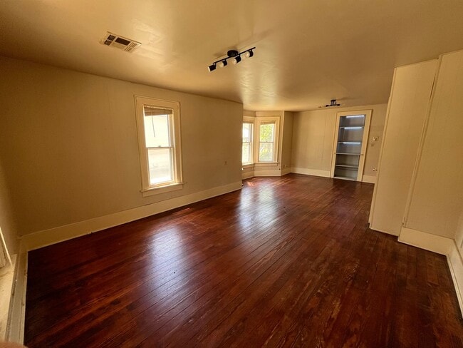 Building Photo - Beautiful 3 Bedroom Home
