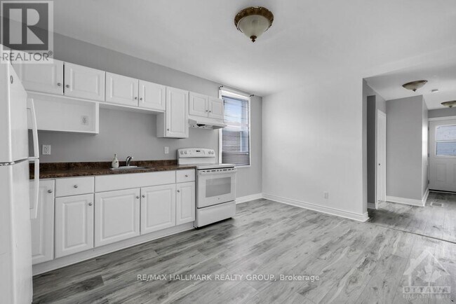 Photo du bâtiment - 833 Maplewood Ave