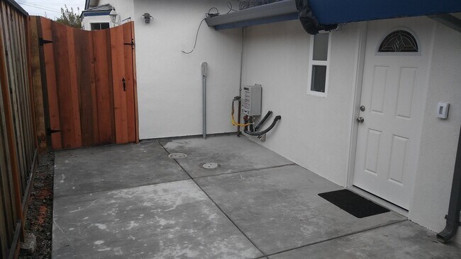 Foto del edificio - Brand new in law/studio unit with private ...