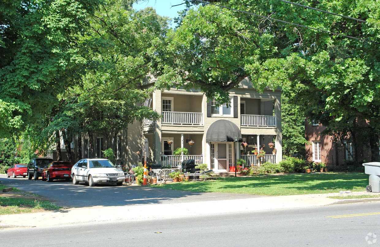 Building Photo - 2100 E 7th St