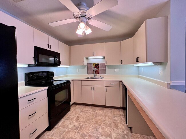 Building Photo - 10% Off First Month's Rent! Beautifully Ma...