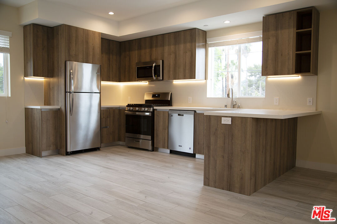 Foto principal - 3042 Atwater Ave
