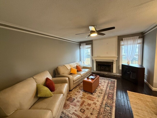 Foto del edificio - Stunning 3-Bed, 3.5-Bath Multi-Level Partially Furnished Townhome in Overland Park – Modern Updat...