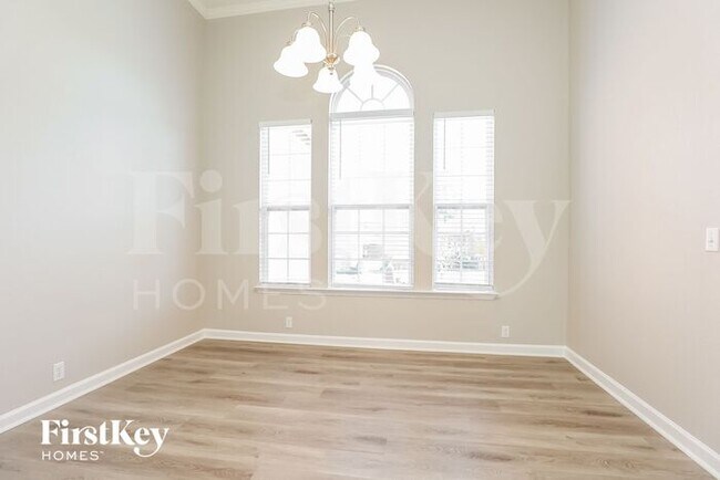 Building Photo - 4006 Summit Dr