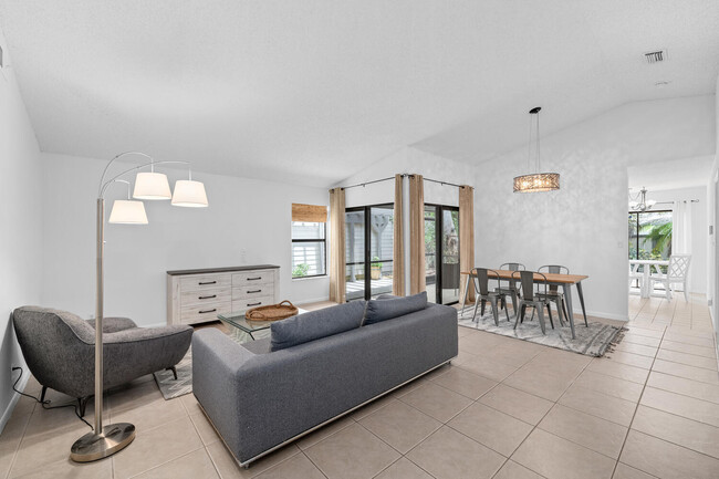 Foto del edificio - 2533 Bedford Mews Dr