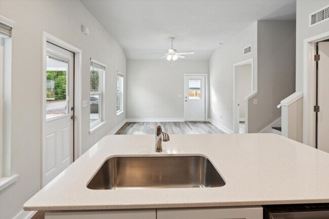 Foto del edificio - SUBLEASE 3 BED 3 BATH until JULY 15th !!!