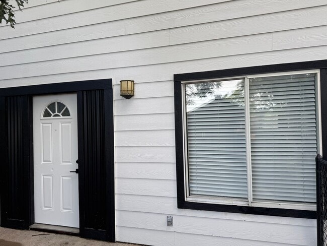 Building Photo - Remodeled 6 Bedroom in North Campus off Sp...