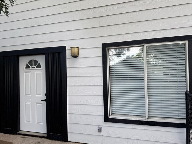 Foto del edificio - Remodeled 6 Bedroom in North Campus off Speedway