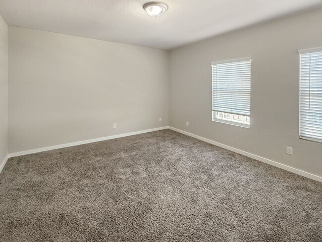 Foto del edificio - Modern 3-Story Townhome Near The Rim & La ...