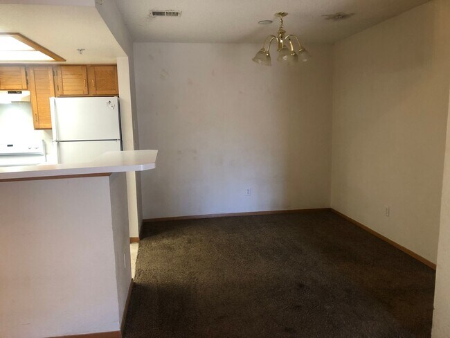 Building Photo - 1 Bedroom Apartment with Mountain View Ava...