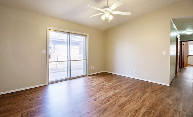 Foto del edificio - 1301 Hazelwood Dr