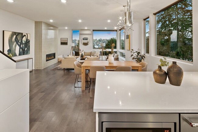 Building Photo - Urban luxury home with Views!
