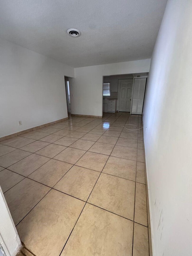 Foto del edificio - 890 NW 39th St