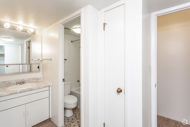 Studio, 1BA - 580 SF - 3000 Grand Apartments