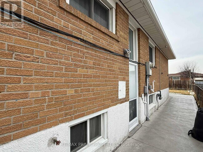 Photo du bâtiment - 3563 Laddie Crescent