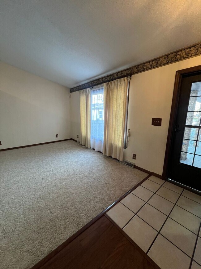 Building Photo - LARGE 4 BEDROOM 2 BATH TRI-LEVEL!