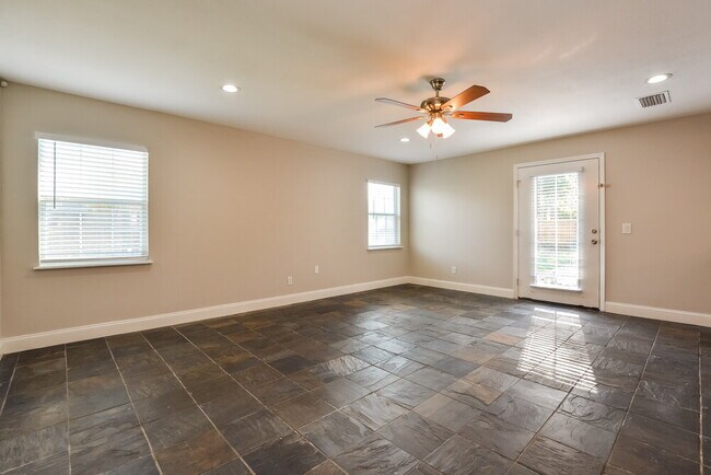 Foto del edificio - 9744 Heatherwood Ct