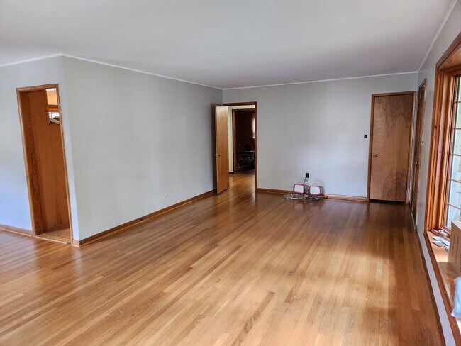 Building Photo - 509 S Swain Ave