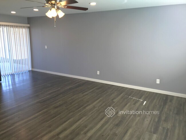 Building Photo - 510 E Papago Dr