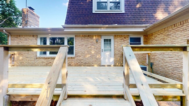 Building Photo - 707 Sir Walter Cir