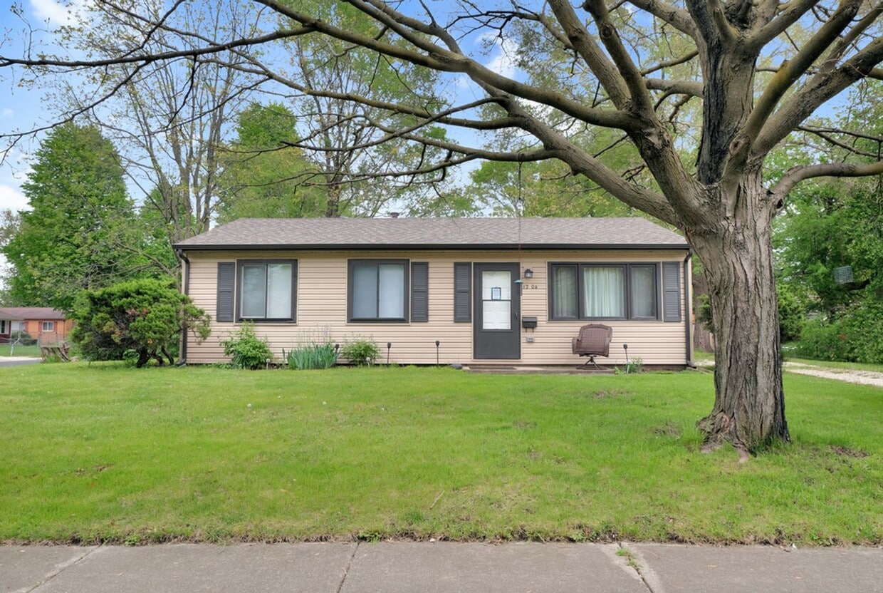 Primary Photo - 3 bedroom, 1 bathroom house FOR RENT NOW!