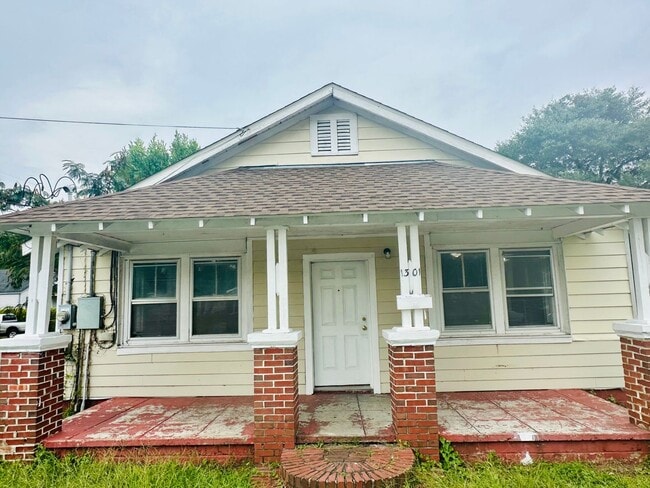 Building Photo - DOWNTOWN - 3 Bedroom/1 Bath - Located clos...