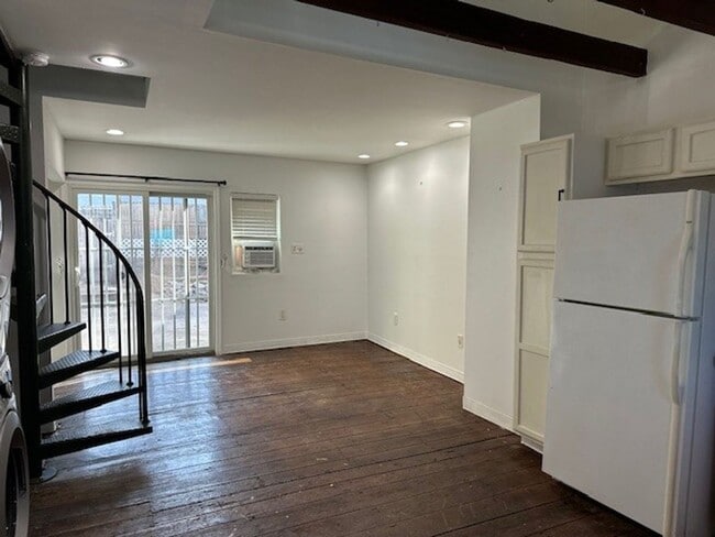 Building Photo - 1325 Bartine St