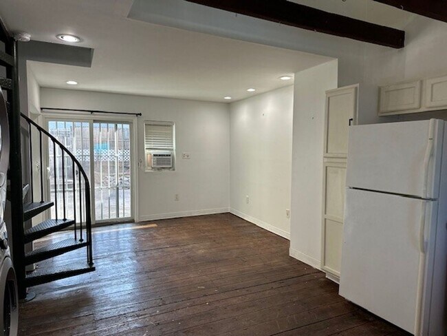 Foto del edificio - 1325 Bartine St