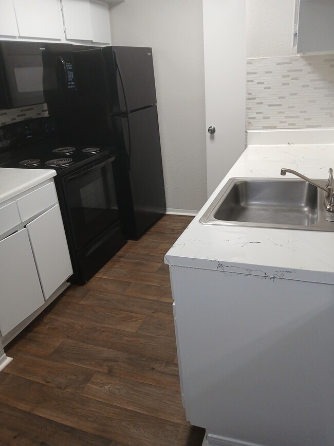 Cocina de 2x2 de 947 pies cuadrados con despensa - Spring Oaks Apartments