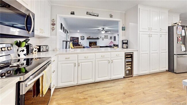 Building Photo - 1226 Manor Pl