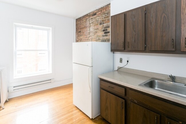 Building Photo - 938 W Cornelia Ave