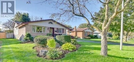 Building Photo - 130 Inverary Crescent