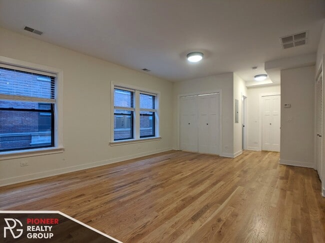 Building Photo - 2203 W Eastwood Ave