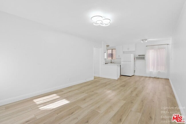 Foto del edificio - 6640 Woodman Ave