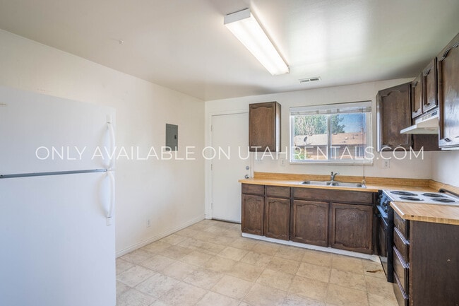 Building Photo - 1050 W 1050 S