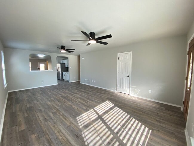 Building Photo - **1550/Month** Far West San Antonio