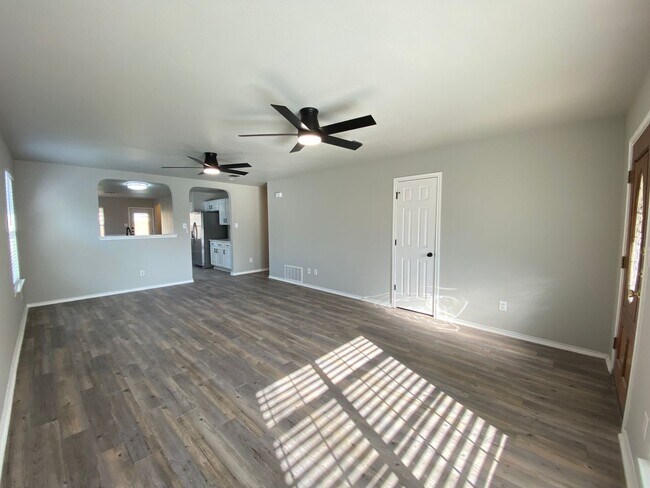 Foto del edificio - **1550/Month** Far West San Antonio