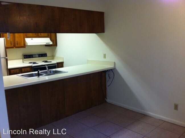 Building Photo - 10 Wooddale Dr