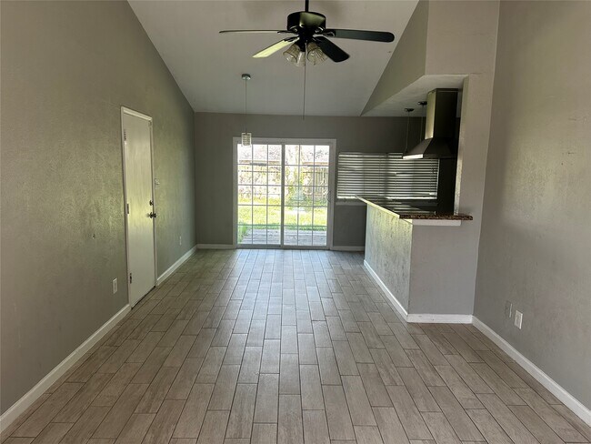 Foto del edificio - 635 Jeff Davis Dr