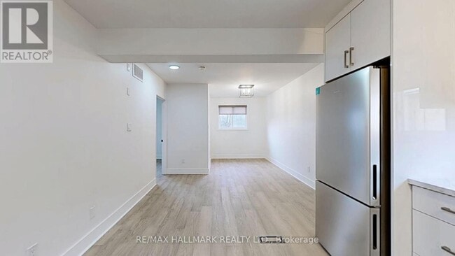 Photo du bâtiment - 663 Sheppard Ave W