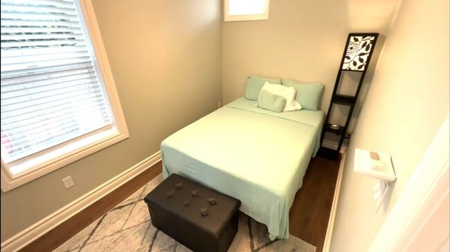 Building Photo - New Custom 2 Bed 2 Bath Furnished