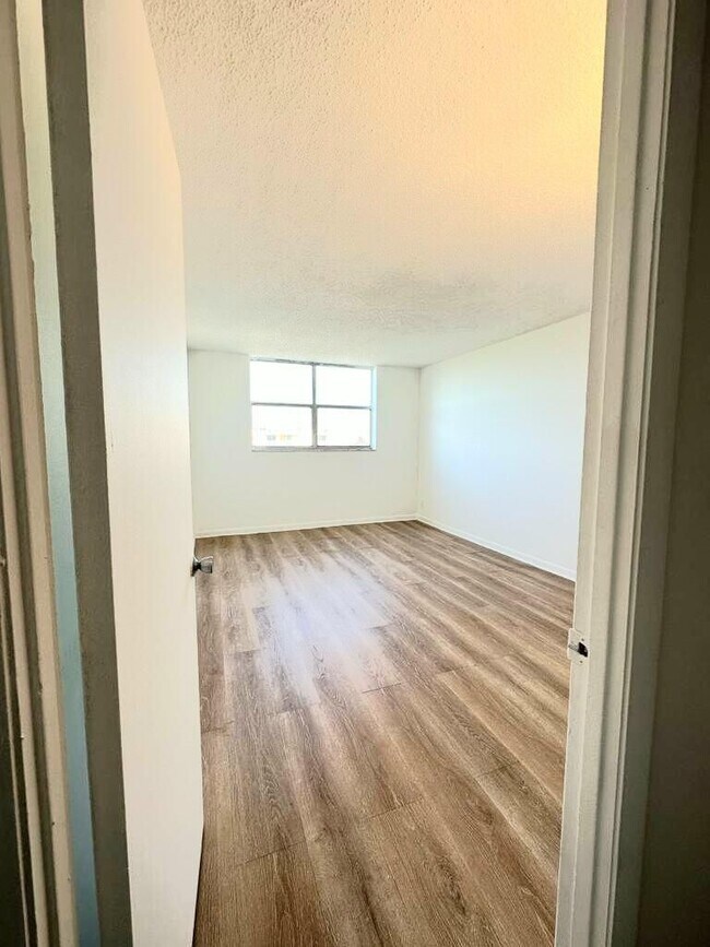 Building Photo - 480 Executive Center Dr