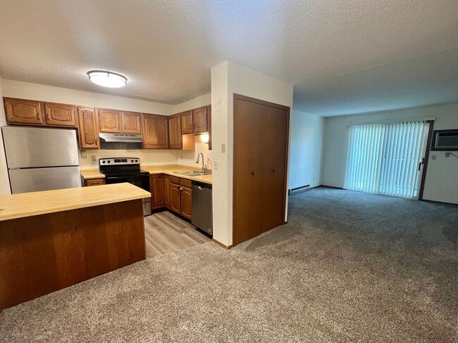 Building Photo - 2 bed, 2 bath 4-Plex Unit with Move In Inc...