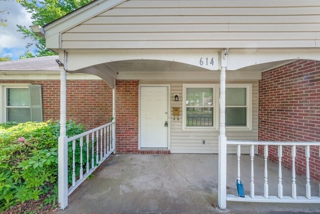 Building Photo - Move in Ready! Brick ranch home has 3 bedr...