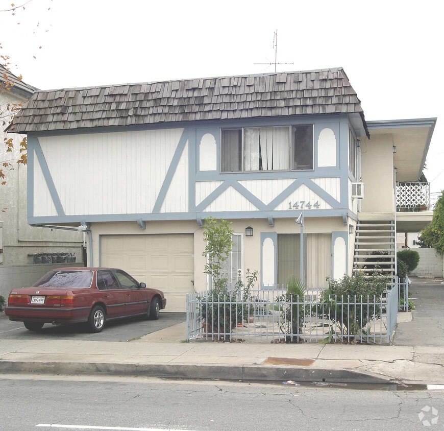 Primary Photo - 14744 Victory Blvd