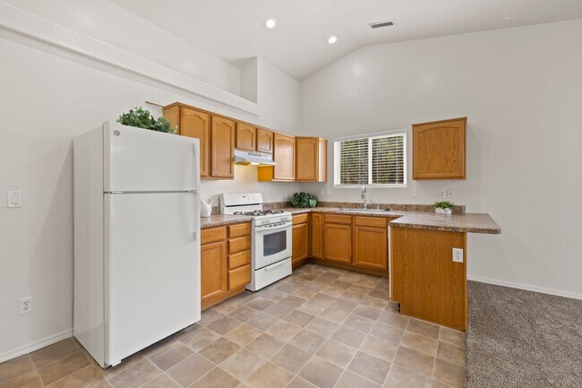 Building Photo - 3301 N Yavapai Rd E