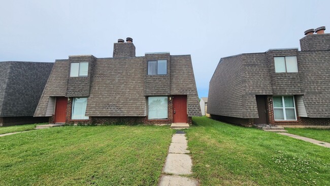 Building Photo - Norman Duplex